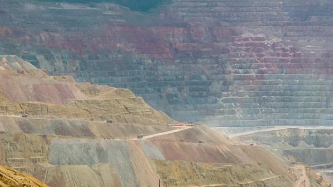 巨大的地面水平矿山采石场中的自卸车
