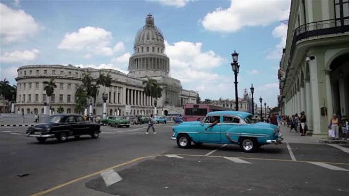 古巴首都哈瓦那附近的蓝色旧古巴汽车穿过街道