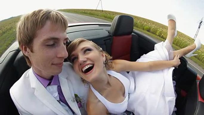 在汽车上快乐的新婚夫妇