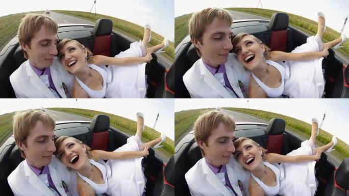 在汽车上快乐的新婚夫妇