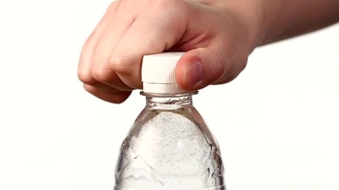 双手在白色上打开一瓶淡水，慢动作，凸轮向上移动