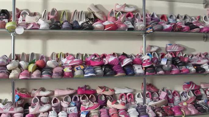 儿童鞋店平底鞋的儿童鞋货架