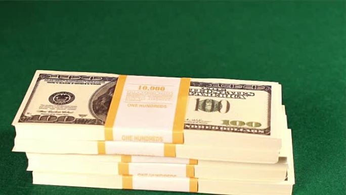 一包包一百元的钞票掉在桌子上