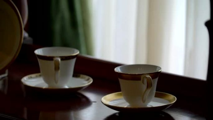 爱尔兰的桌子上有两个杯子和碟子