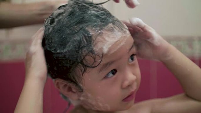 CU: 正在洗澡的女婴
