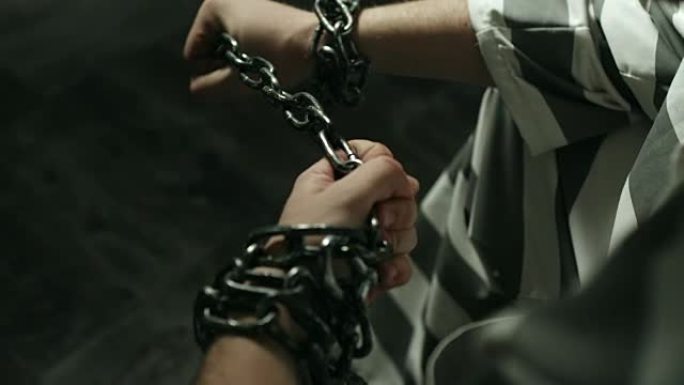 双手被锁链的囚犯