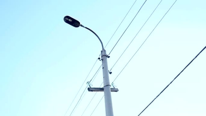 面对蓝天的灯柱视频