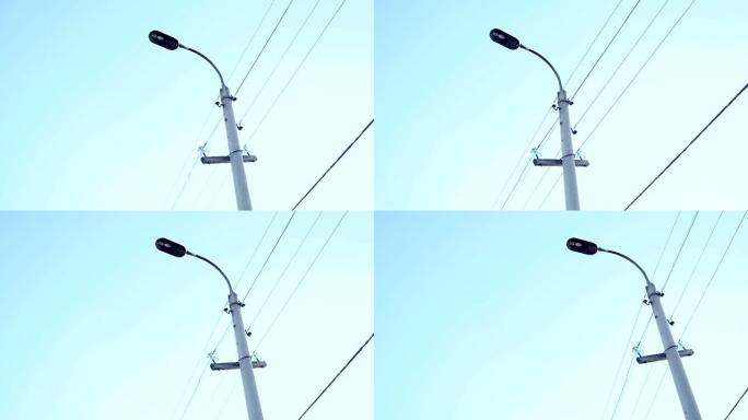 面对蓝天的灯柱视频