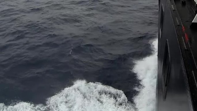 公海的大型游轮。波浪溅到船的侧面。