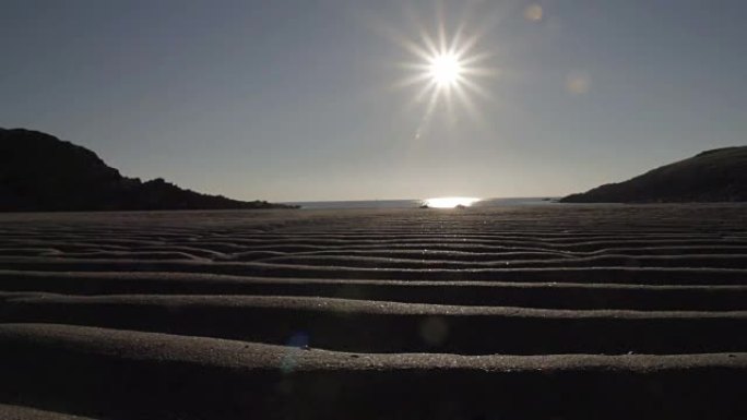 安静海湾中的潮汐沙浪