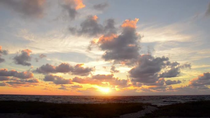 日落在海上的日落