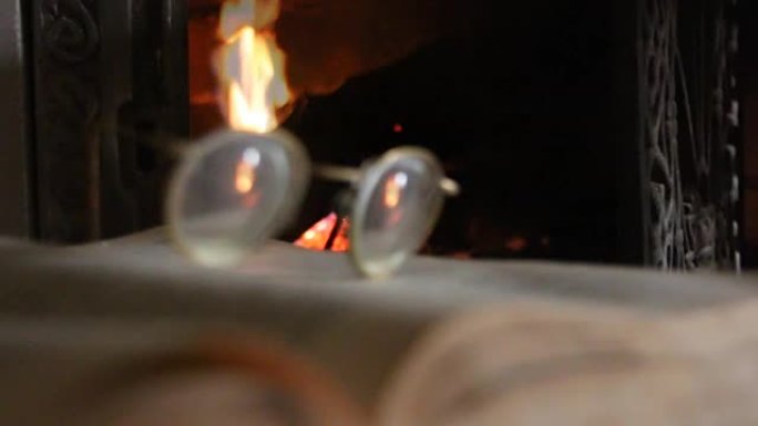 复古眼镜、打开的书和壁炉