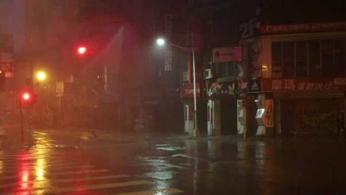 台风吹德布里慢速运动期间街角大雨1-