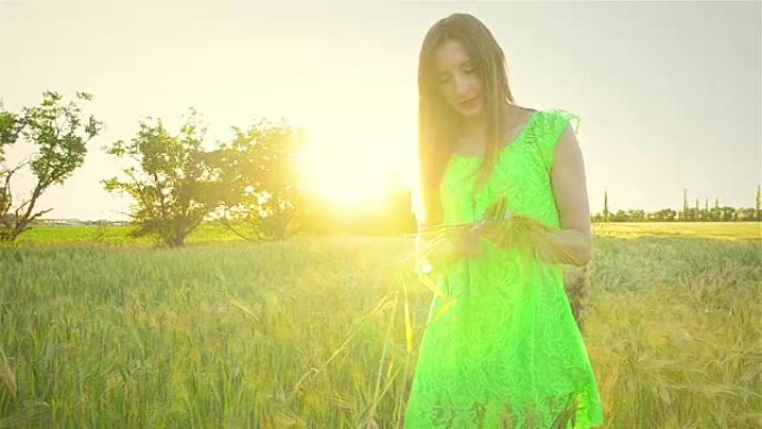 夏季年轻女子在阳光下编织麦穗花环