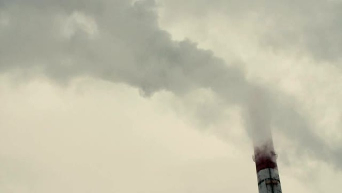 工厂烟囱冒出的烟雾对空气的污染