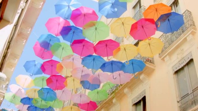 带雨伞的城市安装
