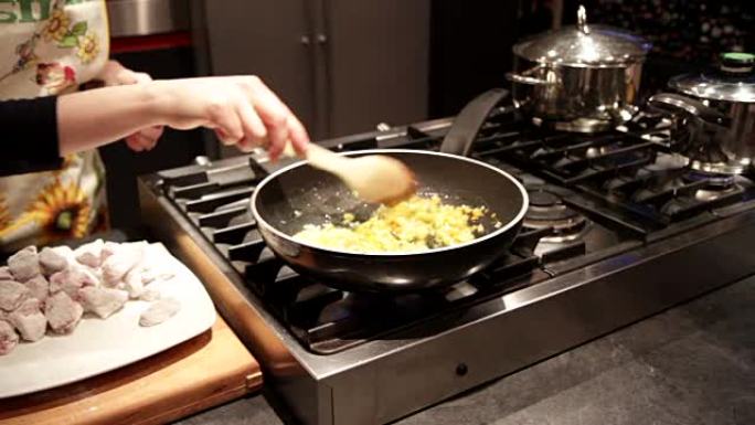 用土豆和胡萝卜炖肉