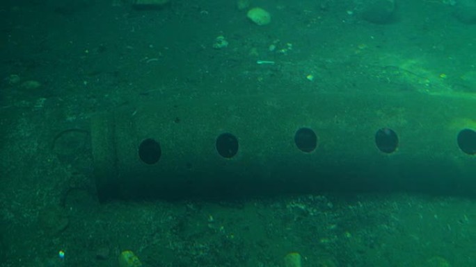 在水下发现了一个古老的长地雷