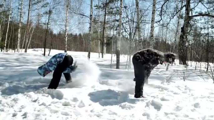 年轻夫妇在公园里互相玩雪