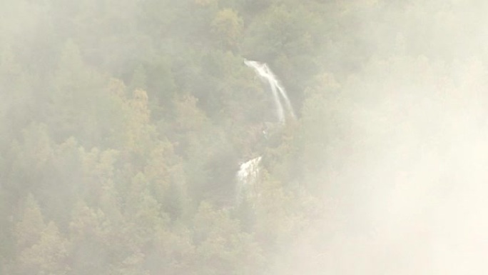 雾在瀑布前