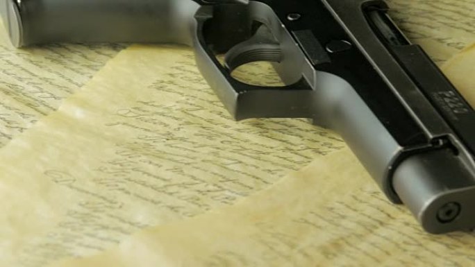 在美国宪法上躺着手枪的平移镜头