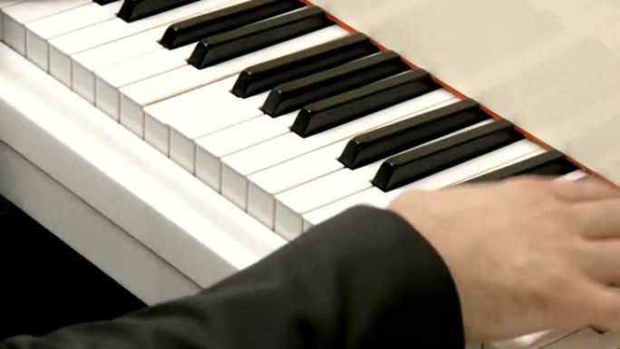 古典钢琴家在钢琴上的手。特写。