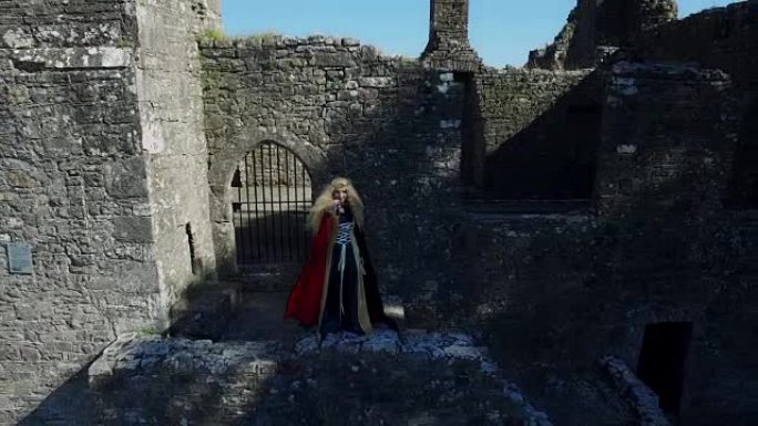 4k中世纪风格女王在城堡摆姿势的照片