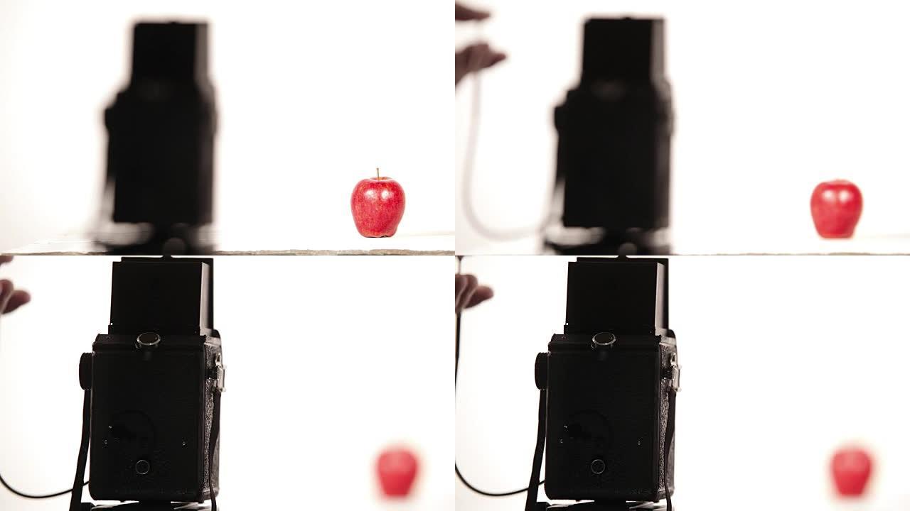 用老式中画幅双镜头相机拍摄苹果静物画的过程