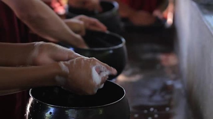 僧侣吃饭前洗手。
