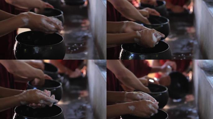 僧侣吃饭前洗手。