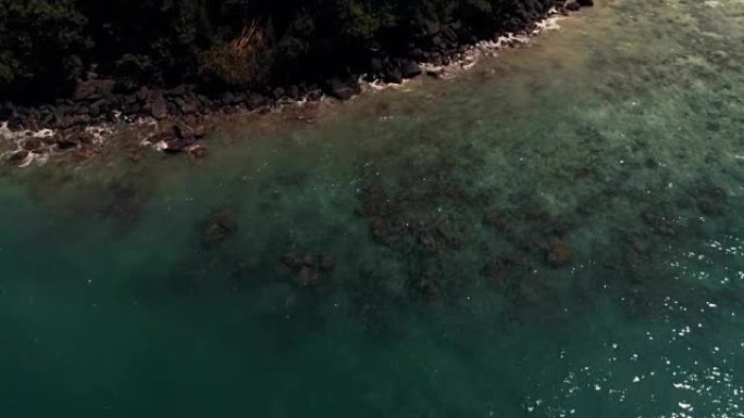 泰国珊瑚岛无人机从100米的高度拍摄了该岛周围珊瑚的景色