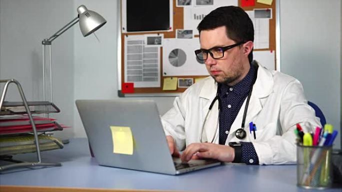 使用笔记本电脑学习的医学生。