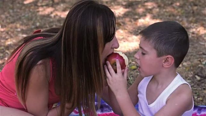母亲给了儿子一个多汁的苹果
