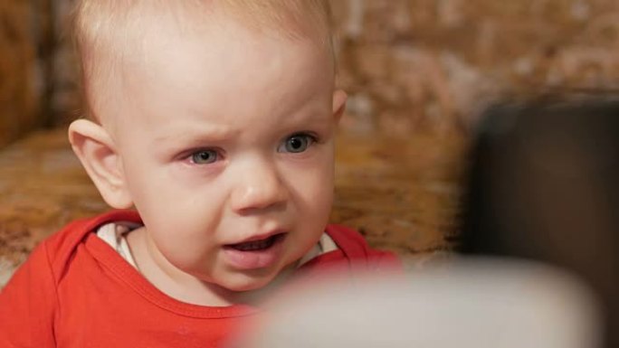 过敏的漂亮婴儿。红肿的眼睛。这个男孩在哭泣，与疾病作斗争。孩子1年。特写