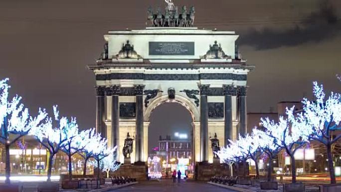 莫斯科的凯旋门，晚上有圣诞节的照明时间