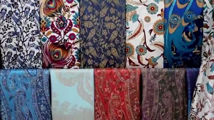 土耳其当地市场上的布料堆