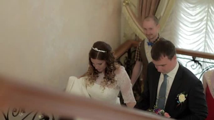 婚礼队伍走上楼梯