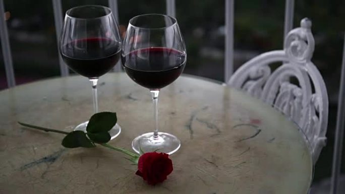 阳台上有红酒的浪漫夜晚