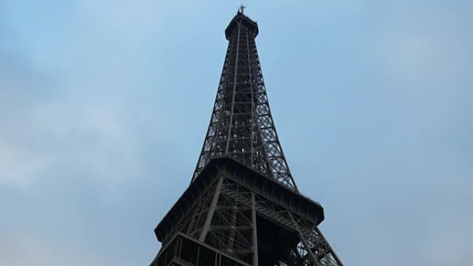 法国蓝天巴黎市著名埃菲尔铁塔顶部全景4k