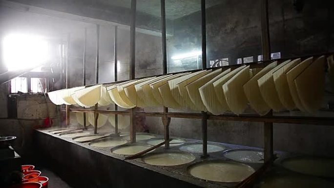 豆浆煮沸晒干作豆皮，中国传统食品作坊