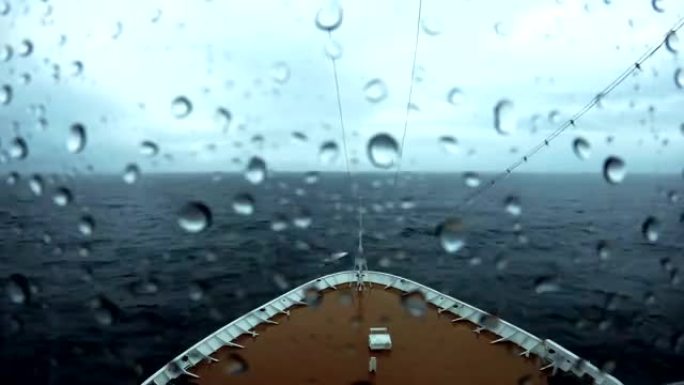 游船驶出阿拉伯海的飓风尼洛法
