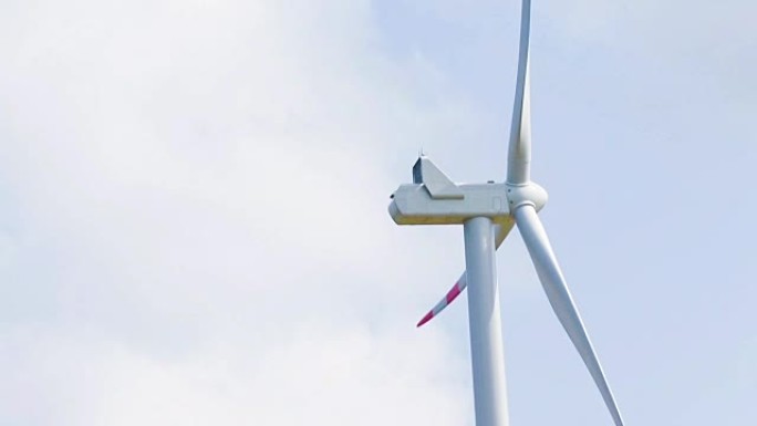 风能涡轮机特写，可再生电能，在蓝天下白云
