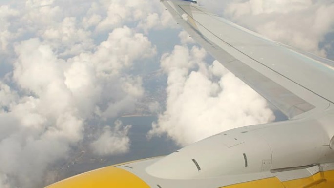 从飞机窗口观察积云。