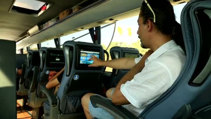 男子在公共汽车上使用智能手机