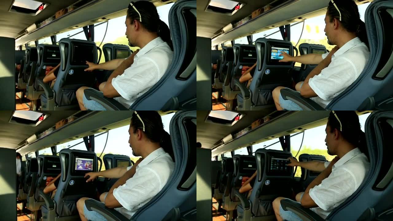 男子在公共汽车上使用智能手机