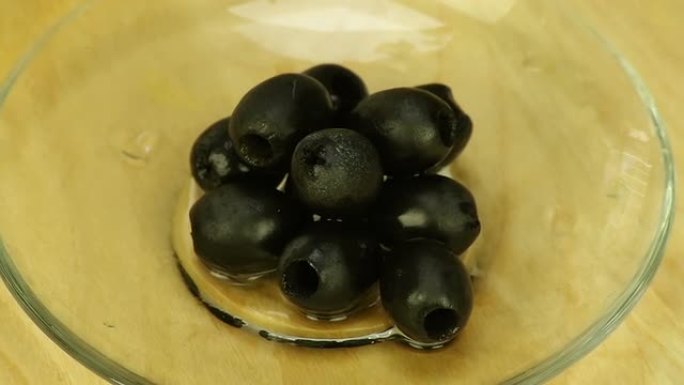 玻璃盘中的黑橄榄