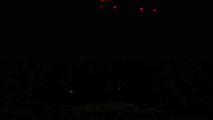 在非常黑暗的道路上颠簸的夜晚行驶