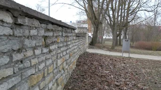 公园里的石墙