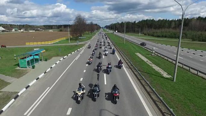 白俄罗斯，明斯克-2016年4月23日: 摩托车季开幕游行，成千上万的骑自行车的人在路上。顶视图。