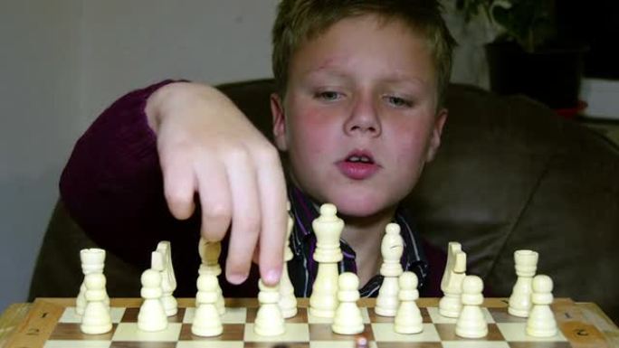 小男孩被国际象棋游戏迷住了
